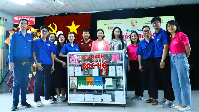 Tặng Tủ sách Bác Hồ, học bổng cho học sinh khó khăn ở TP Cần Thơ