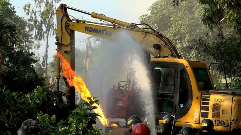 Khống chế, bắt giữ nhóm đối tượng dùng bom xăng, hung khí tấn công đoàn cưỡng chế