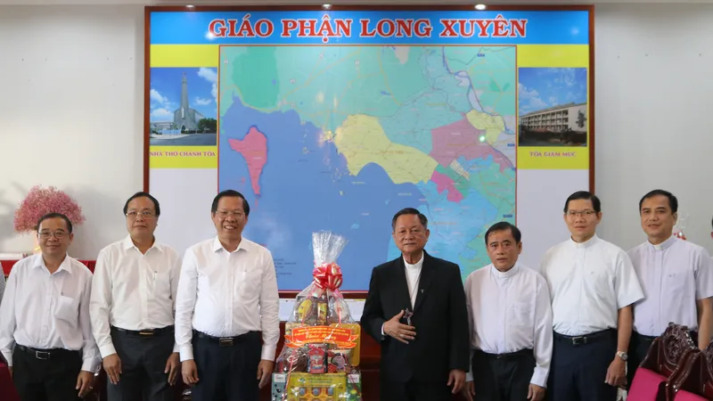 Lãnh đạo TPHCM thăm, chúc mừng Giáng sinh Tòa Giám mục Giáo phận Long Xuyên