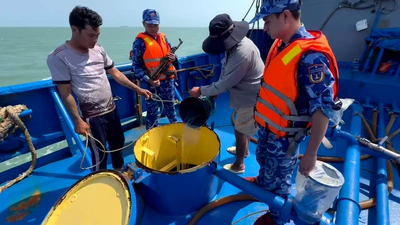 Tạm giữ tàu vận chuyển trái phép 100.000 lít dầu DO trên biển