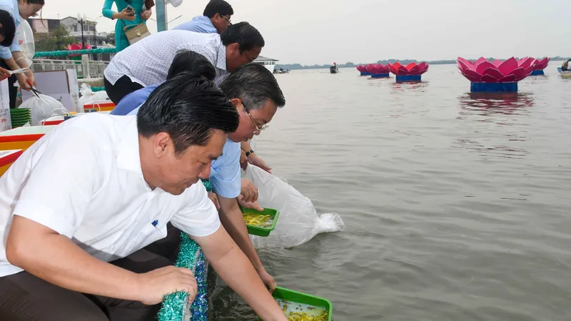 Kiên Giang: Thả hơn 2 triệu con tôm, cua xuống đầm Đông Hồ