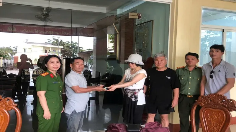 Du khách Hàn Quốc xúc động khi nhận lại ví đã đánh rơi
