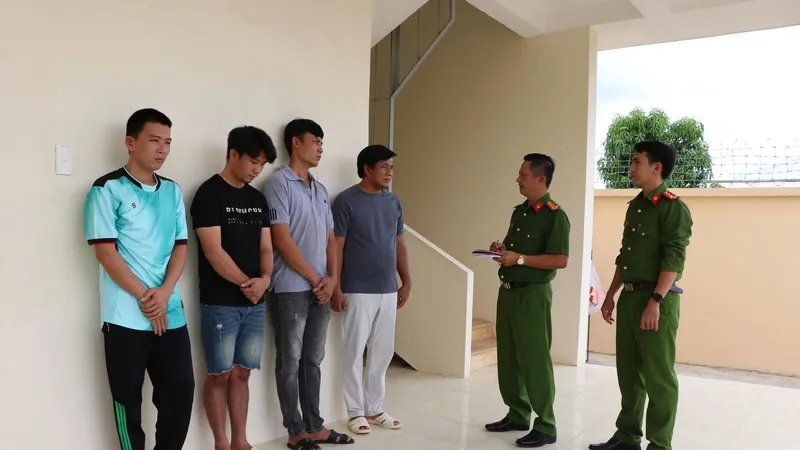 Xe tải vận chuyển máy gặt đập liên hợp từ Campuchia về Việt Nam bị tạm giữ. Ảnh: CÔNG AN KIÊN GIANG