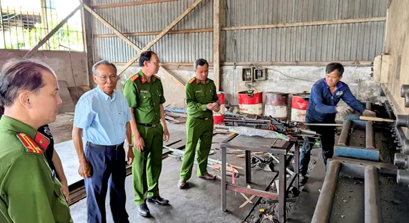 An Giang: Tiêu hủy hơn 1.500 công cụ hỗ trợ và vũ khí thô sơ