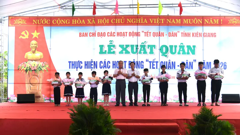 Trao học bổng cho học sinh nghèo vượt khó học giỏi