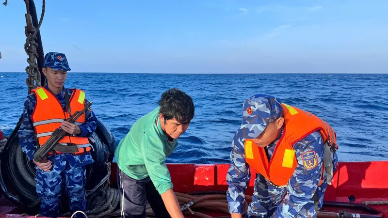 Bắt giữ tàu cá vận chuyển trái phép hơn 40.000 lít dầu D.O 