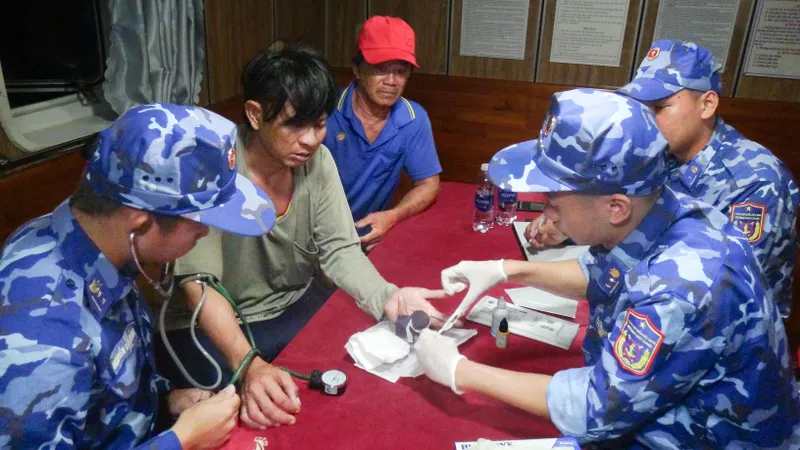 Cấp cứu kịp thời ngư dân gặp nạn trên biển