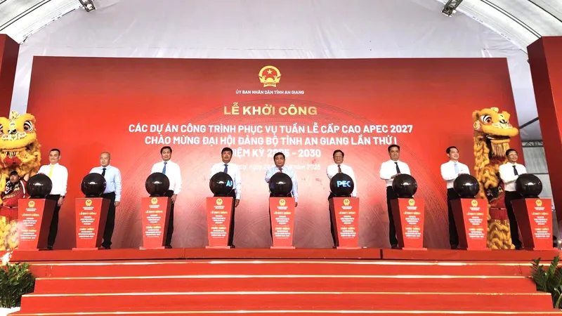 Phó Thủ tướng Nguyễn Chí Dũng, lãnh đạo tỉnh An Giang, nhà đầu tư thực hiện nghi thức khởi công, khởi động các dự án hạ tầng phục vụ APEC 2027