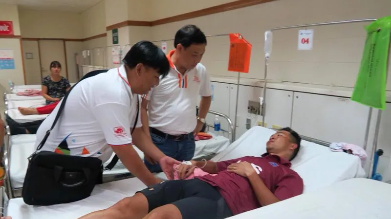 Nhà tài trợ Tôn Đông Á vào thăm động viên Lê Văn Duẩn.