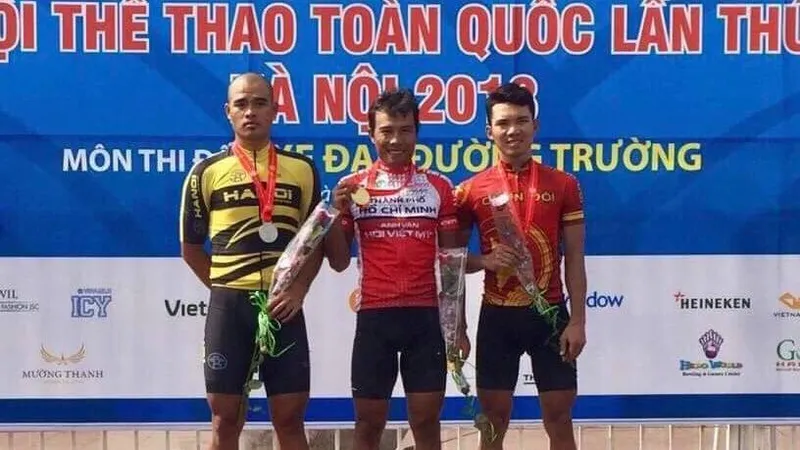 Nguyễn Trường Tài với chiếc huy chương vàng. 