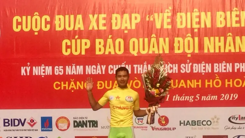 Quàng Văn Cường tạm mặc áo vàng. 