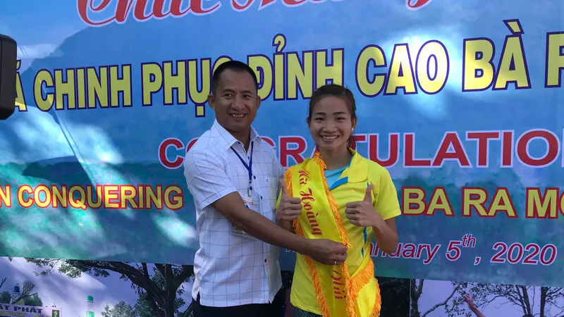 VĐV Nguyễn Thị Oanh trên bục nhận thưởng. 