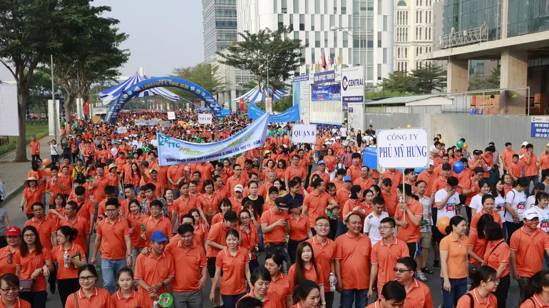 Hàng ngàn người dân thành phố tham gia đi bộ từ thiện. 