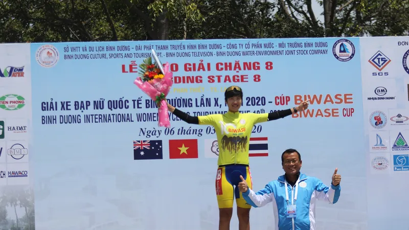 Tay đua Somrat đang mặc chiếc Áo vàng sau 8 chặng. 