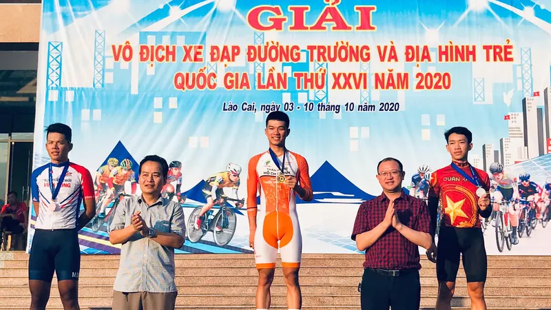 Tay đua Nguyễn Văn Bình trên bục nhận thưởng. Ảnh: Đinh Thanh Long