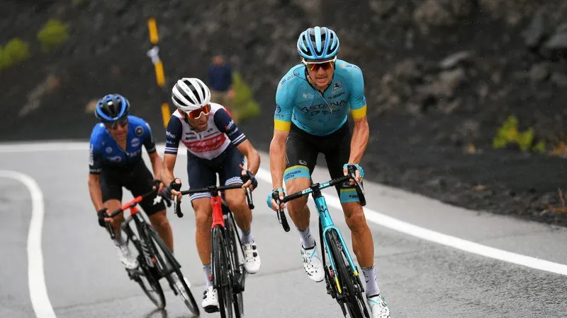 Vincenzo Nibali (giữa) và Jakob Fuglsang (phải) ở đoạn leo dốc của Giro d'Italia.