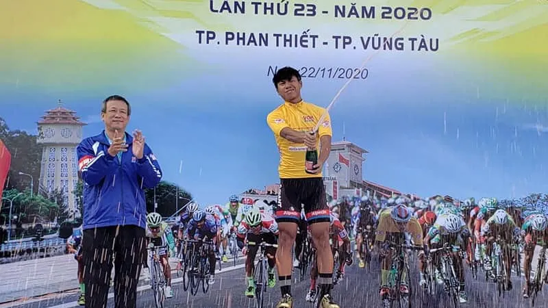 Tay đua Nguyễn Huỳnh Đăng Khoa với chiếc Áo vàng. 