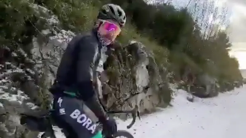 Peter Sagan trải nghiệm đạp xe trên tuyết. 