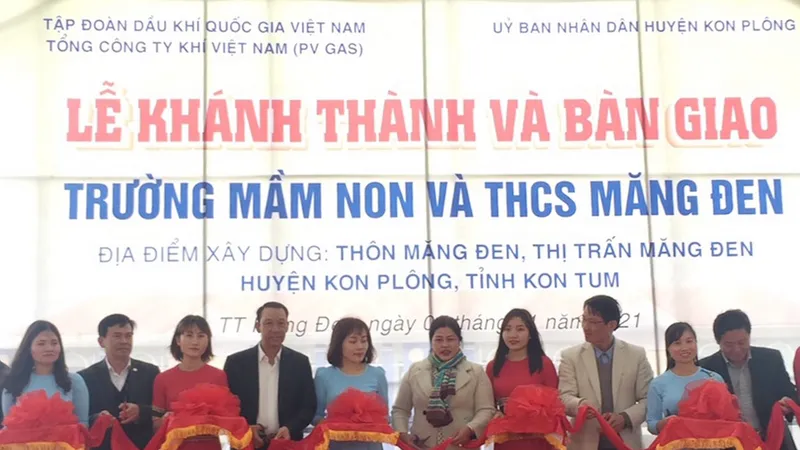 Cắt băng khánh thành và đưa vào sử dụng Trường Mầm non và THCS Măng Đen