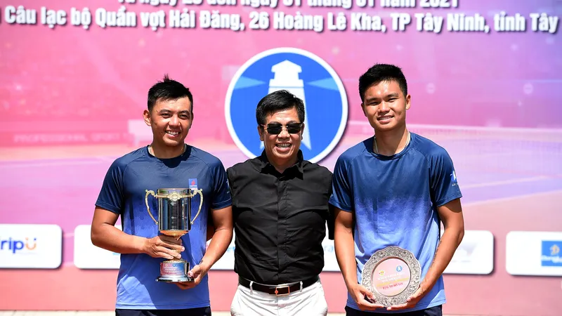 Hai tay vợt trên bục nhận thưởng. 