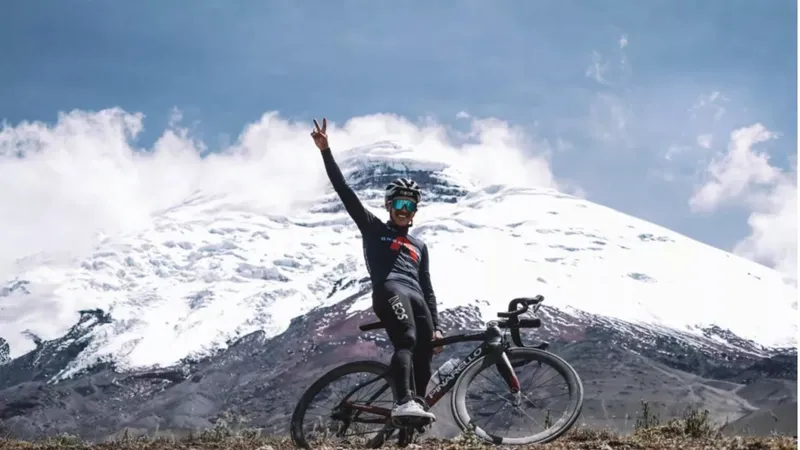 Richard Carapaz trên núi lửa Cotopaxi. 