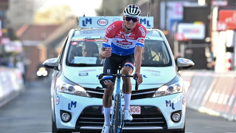 Mathieu van der Poel đạp xe về đích với tay lái bên phải bị gãy. 