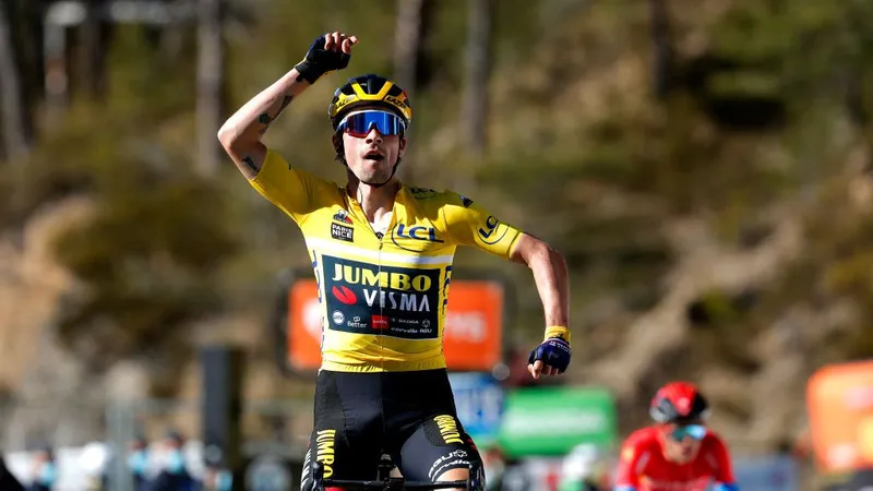 Primoz Roglic mừng chiến thắng thứ ba tại giải