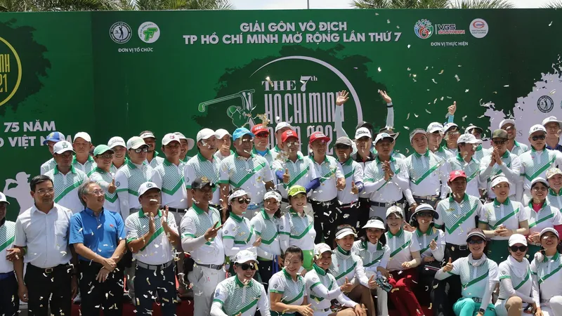 Các golfer cùng thành viên BTC chụp hình trong ngày khai mạc