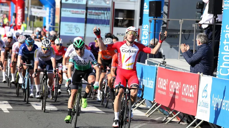 Elia Viviani tung nước rút thắng Cholet-Pays de la Loire 2021 