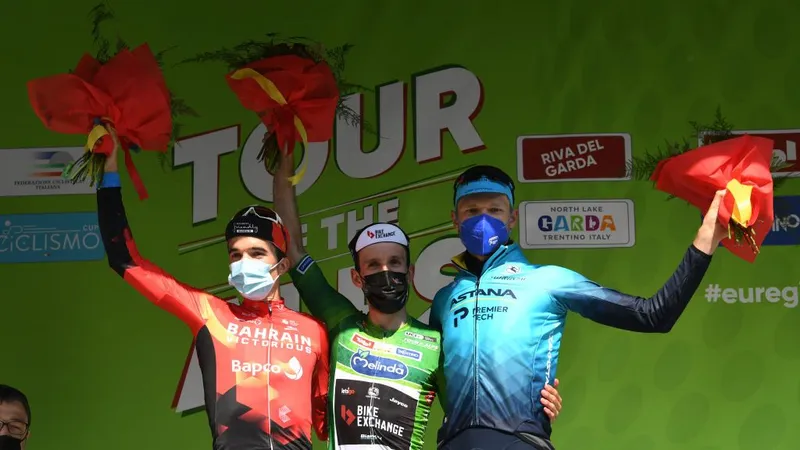 Simon Yates (giữa) đăng quang 