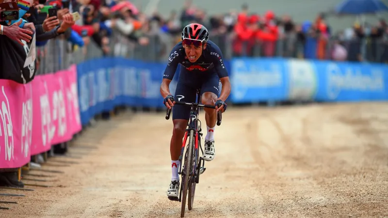 Egan Bernal Gomez solo về đích 