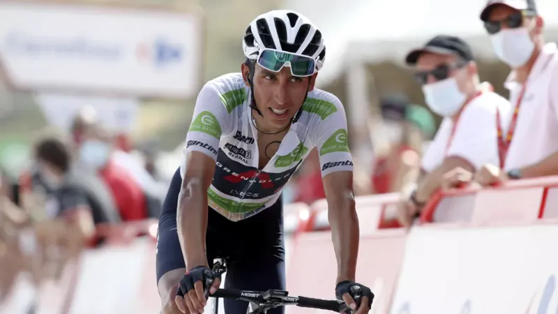 Egan Bernal thừa nhận khó lật đổ được áo đỏ của Roglic