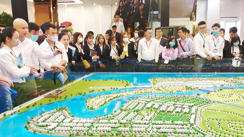 Chủ đầu tư một dự án BĐS nghỉ dưỡng ở Bà Rịa - Vũng Tàu giới thiệu sản phẩm với khách hàng (thời điểm trước khi giãn cách xã hội)