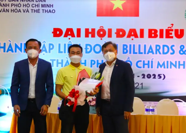 Đại diện Sở Văn hoá và Thể thao TPHCM trao quyết định thành lập Liên đoàn
