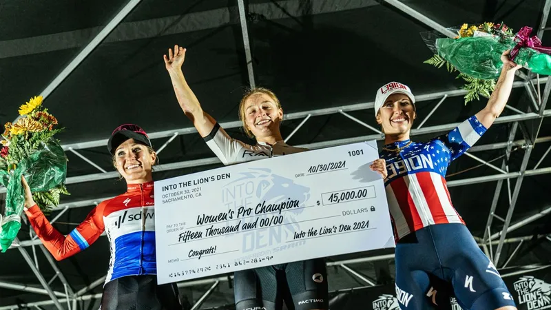 Olivia Ray nhận bảng tiền thưởng tượng trưng khi giành chiến thắng