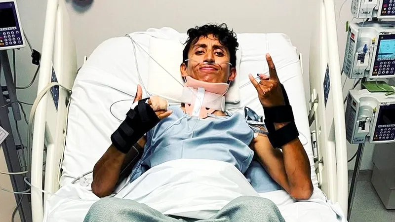 Egan Bernal trong những ngày điều trị tại bệnh viện 