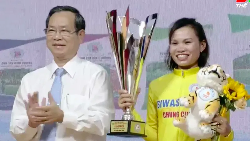 Đinh Thị Như Quỳnh với chiếc Áo vàng