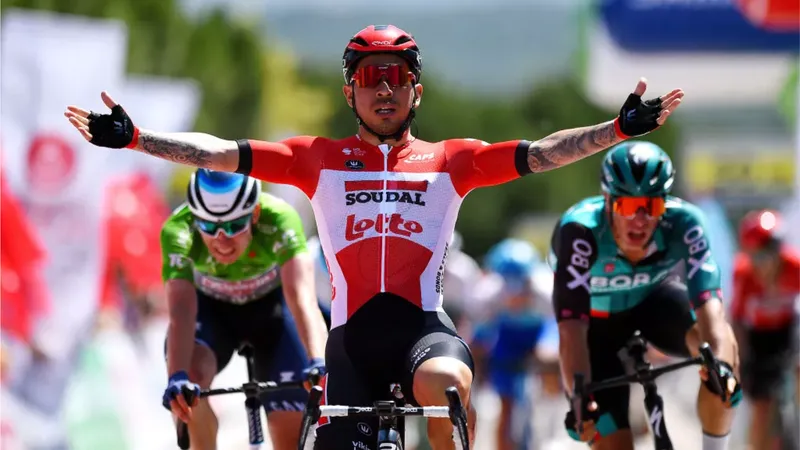 Caleb Ewan mừng chiến thắng