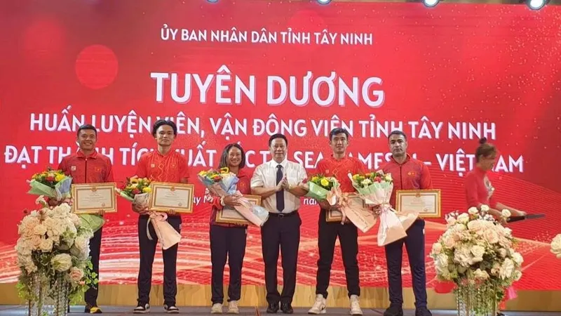 Các VĐV đội tuyển quần vợt nhận bằng khen
