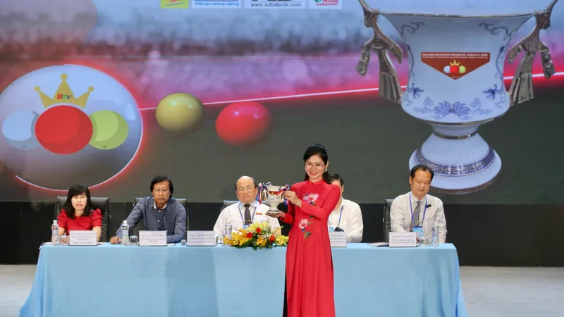 Giới thiệu mẫu cúp của giải. Ảnh: DŨNG PHƯƠNG