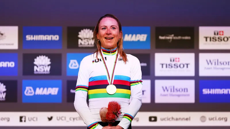 Annemiek van Vleuten trên bục nhận huy chương