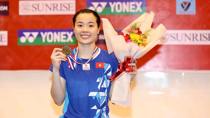 Nguyễn Thuỳ Linh vui mừng với chiếc huy chương. Ảnh: DŨNG PHƯƠNG