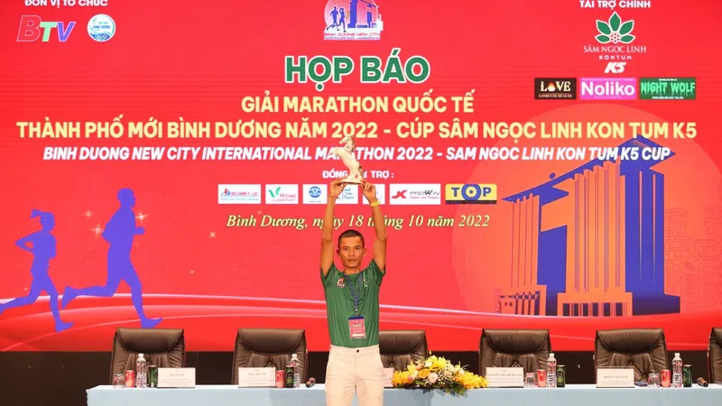 BTC giới thiệu mẫu cúp cho nhà vô địch