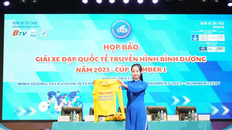Hình ảnh công bố chiếc Áo vàng danh giá của giải
