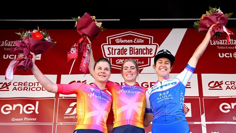 Kristen Faulkner (phải) bị tước hạng 3 Strade Bianche 2023