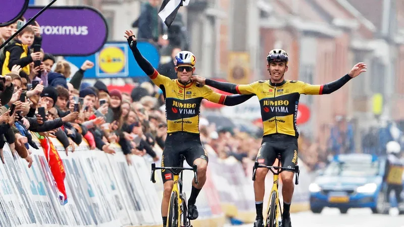 Wout van Aert (phải) và Christophe Laporte khoác vai trước khi về đích