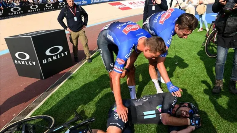 Mathieu van der Poel và Jasper Philipsen đã an ủi John Degenkolb sau khi về đích