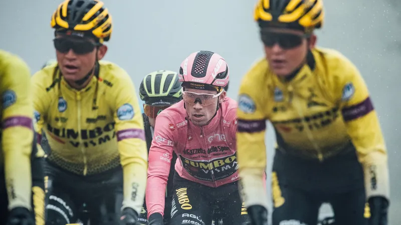 Primoz Roglic (áo hồng) mất nhiều cận vệ tại Giro d’Italia