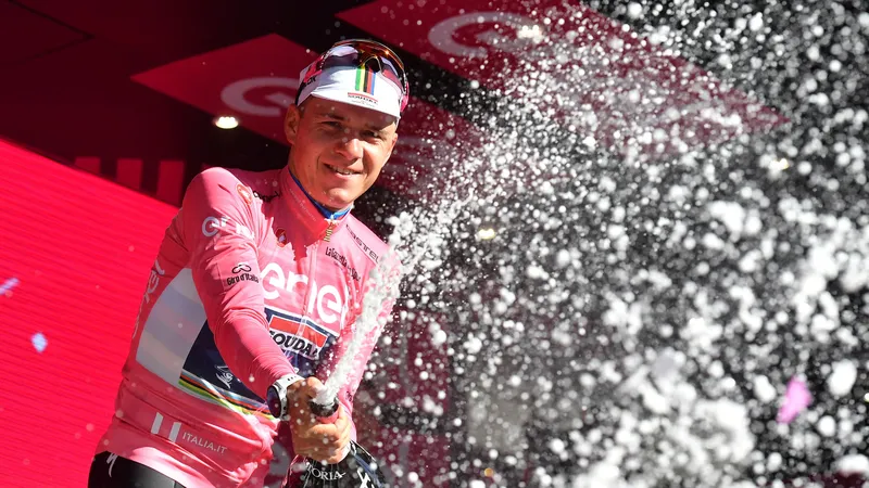 Remco Evenepoel mặc chiếc áo hồng đầu tiên của Giro d’Italia 2023