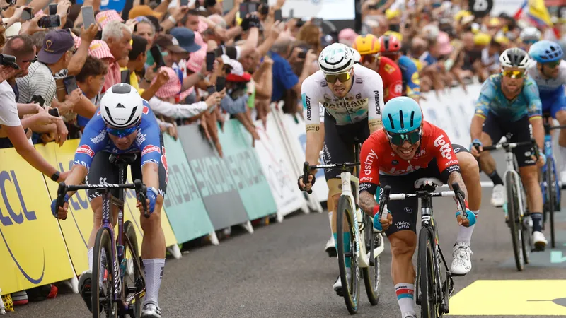 Jasper Philipsen (trái) đẩy xe giành chiến thắng trước Caleb Ewan